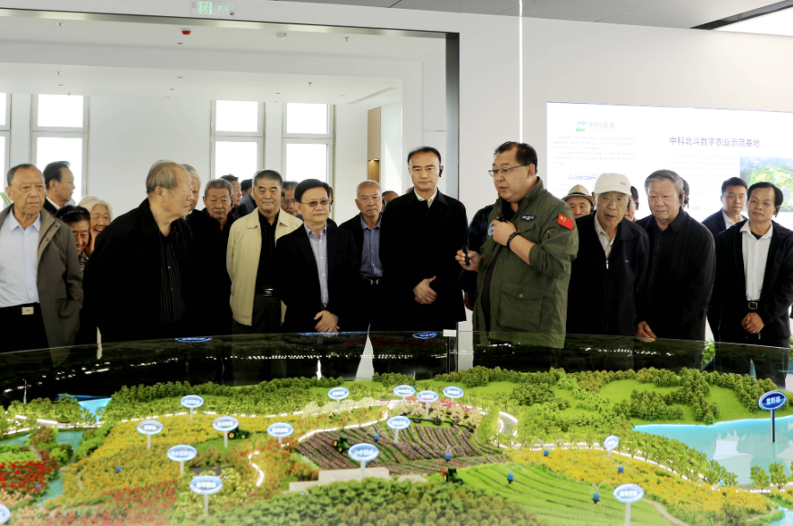 市委老干部局組織部分退休干部參觀萊蕪區經濟社會發展成果